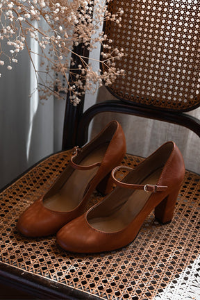 Bravina | Elegante Sandalen mit Riemen und kleinem Absatz