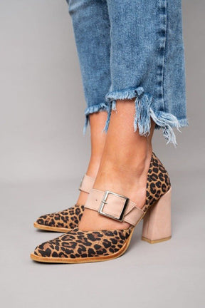 Selveta | Graue Wildleder-Sandalen mit Leopardenmuster und stabilen Absatz
