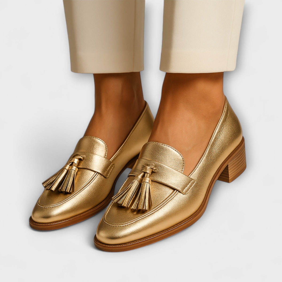 Goldene Damenmokassins